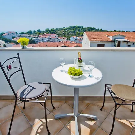 Hvar 8 Min To The