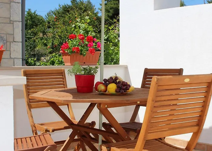 Daire Hvar 8 Min To The *