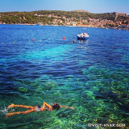 Hvar 8 Min To The